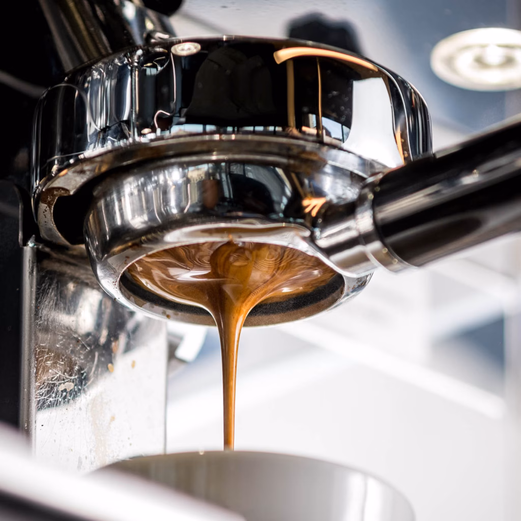 Kaffee fließt aus einem Siebträger in eine Tasse