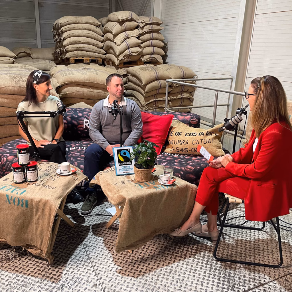 Nachhaltigkeits-Talk als Interview mit 3 Personen zum Segafredo Espresso Organico mit Kaffeesäcken im Hintergrund, Behind the scenes Foto